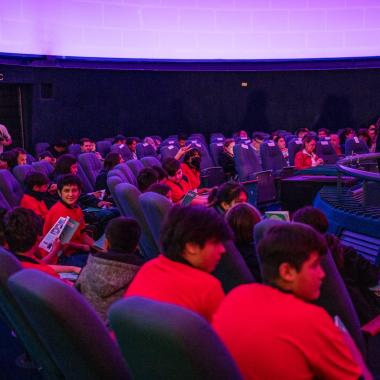 Invitados sentados en la Sala Albert Einstein con la revista en las manos