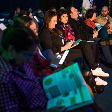 Invitados sentados en la Sala Albert Einstein con la revista en las manos