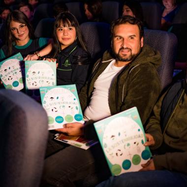 Invitados sentados en la Sala Albert Einstein con la revista en las manos