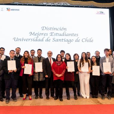 Entrega de distinciones a invitados a la ceremonia