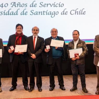 Entrega de distinciones a invitados a la ceremonia