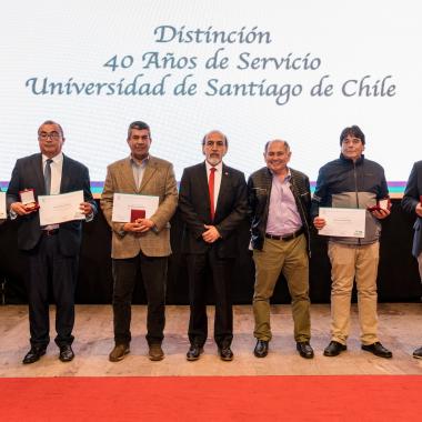 Entrega de distinciones a invitados a la ceremonia