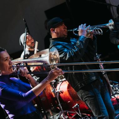 gente tocando instrumentos