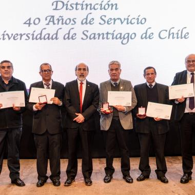 Entrega de distinciones a invitados a la ceremonia