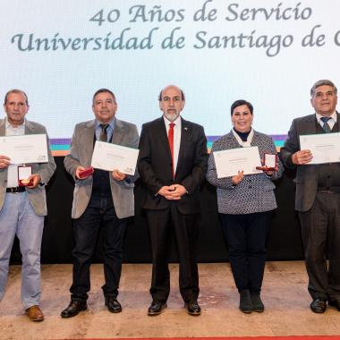 Entrega de distinciones a invitados a la ceremonia