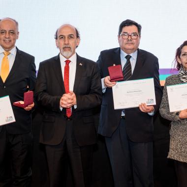 Entrega de distinciones a invitados a la ceremonia