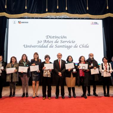 Entrega de distinciones a invitados a la ceremonia