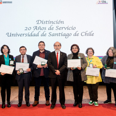 Entrega de distinciones a invitados a la ceremonia