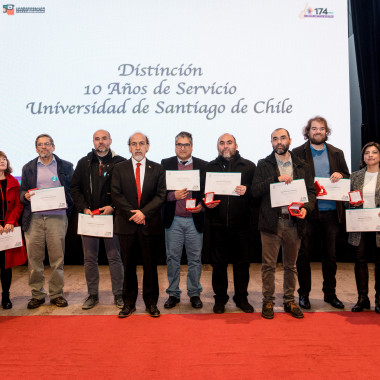 Entrega de distinciones a invitados a la ceremonia