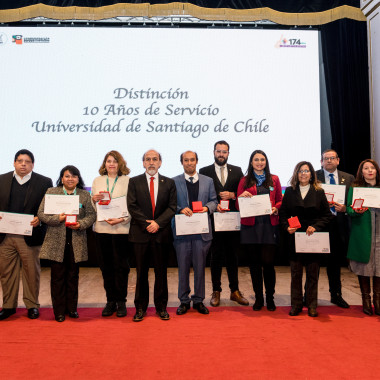 Entrega de distinciones a invitados a la ceremonia