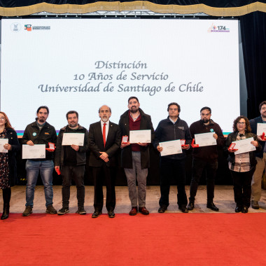 Entrega de distinciones a invitados a la ceremonia