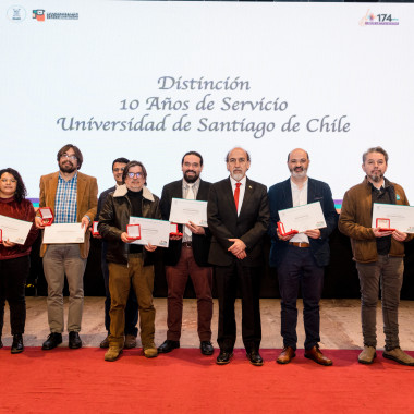 Entrega de distinciones a invitados a la ceremonia