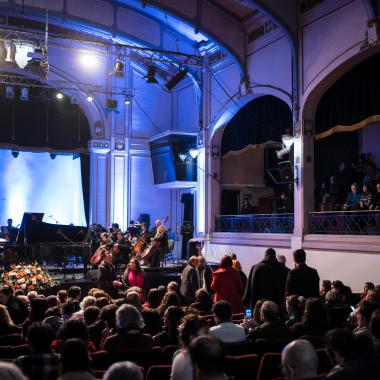 Aula magna llena de invitados al concierto