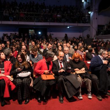 imagen del rector con el resto de invitados sentados