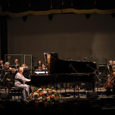 gente tocando instrumentos en el escenario