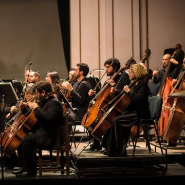 gente tocando instrumentos en el escenario