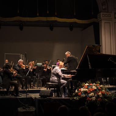 gente tocando instrumentos en el escenario