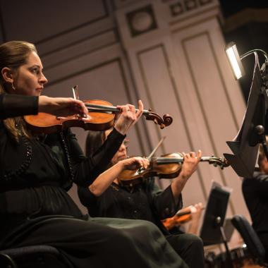 gente tocando instrumentos en el escenario