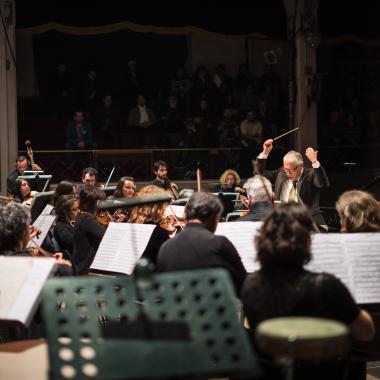 gente tocando instrumentos en el escenario