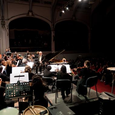 gente tocando instrumentos en el escenario