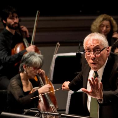 gente tocando instrumentos en el escenario