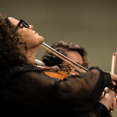 gente tocando instrumentos en el escenario