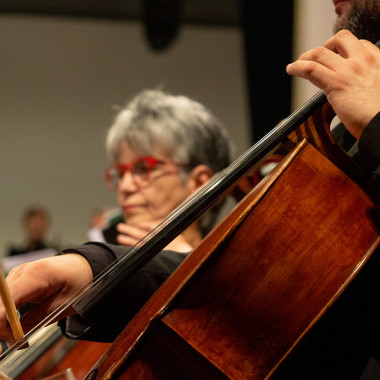 gente tocando instrumentos en el escenario