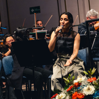 gente tocando instrumentos en el escenario