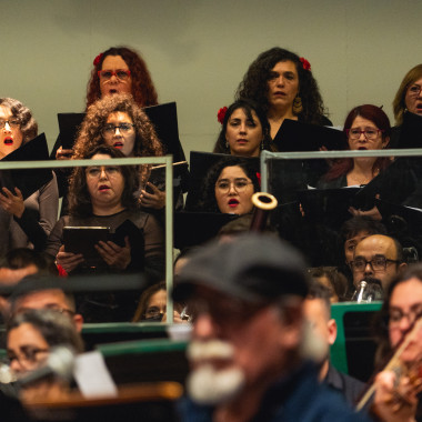 gente tocando instrumentos en el escenario