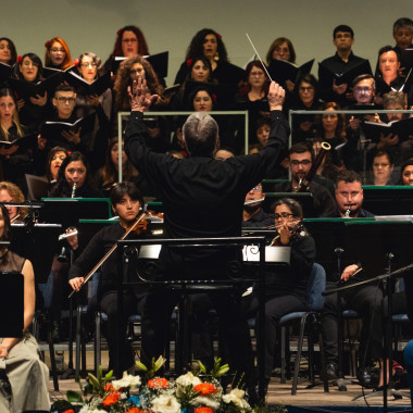 gente tocando instrumentos en el escenario