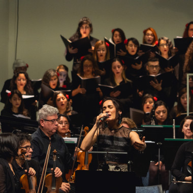 gente tocando instrumentos en el escenario