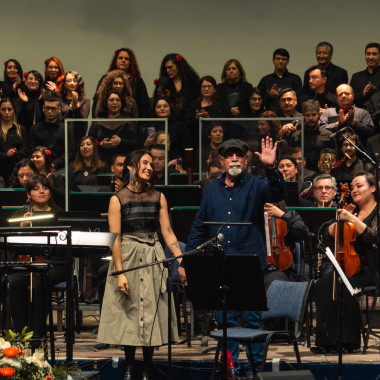 gente tocando instrumentos en el escenario