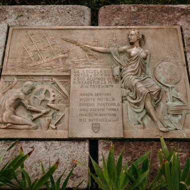 Placa encontrada en el Patio de los Héroes de la Escuela de Artes y Oficios, la cual conmemora a los fallecidos el día 21 de mayo de 1879, para el combate naval de Iquique, donde se menciona a Ignacio Serrano, Vicente Mutilla, Dionisio Manterola, Juan Agustin Torres, Manuel M. Santiago, Jose Gutierrez de la F.