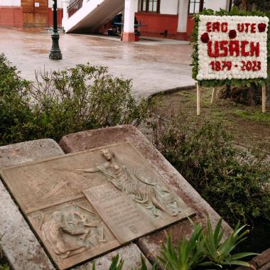 Placa que nombra a los fallecidos el dia 21 de mayo de 1879, junto al corona flores