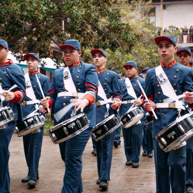 Estudiantes rindiendo homenaje como Soldados de infantería que combatieron en la guerra del pacifico.