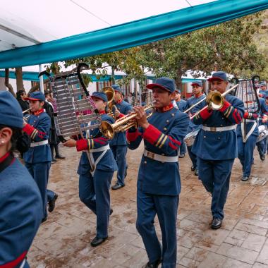 Estudiantes rindiendo homenaje como Soldados de infantería que combatieron en la guerra del pacifico.