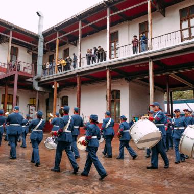 Estudiantes rindiendo homenaje como Soldados de infantería que combatieron en la guerra del pacifico.