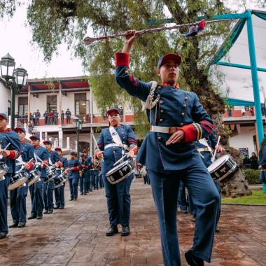 Estudiantes rindiendo homenaje como Soldados de infantería que combatieron en la guerra del pacifico.