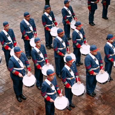 Estudiantes rindiendo homenaje como Soldados de infantería que combatieron en la guerra del pacifico.