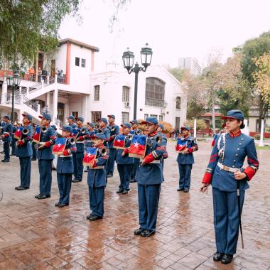 Estudiantes rindiendo homenaje como Soldados de infantería que combatieron en la guerra del pacifico.