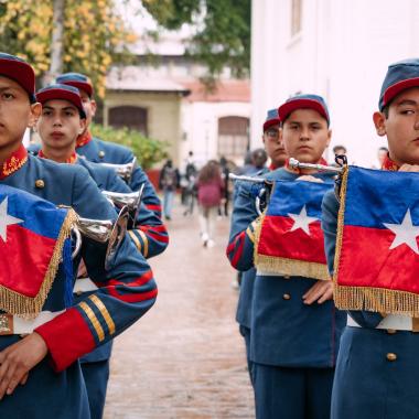 Estudiantes rindiendo homenaje como Soldados de infantería que combatieron en la guerra del pacifico.