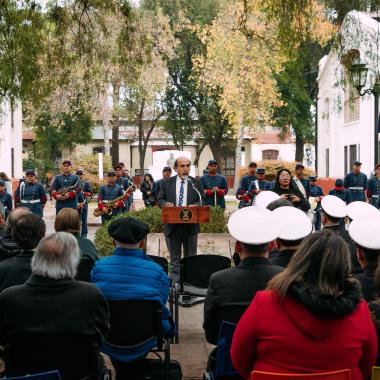 Rector hablando sobre la ceremonia.