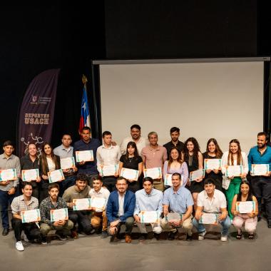 Foto grupal de deportistas de la universidad con sus diplomas de honor