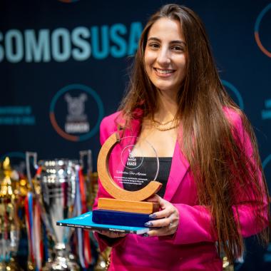 galardón a Valentina Toro por su participación y representación de la universidad en los juegos panamericanos Santiago 2023