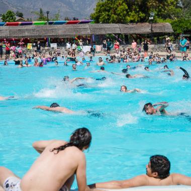 Gente en la piscina