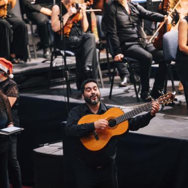 Músicos tocando instrumentos musicales