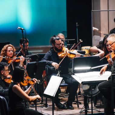 Músicos tocando instrumentos musicales