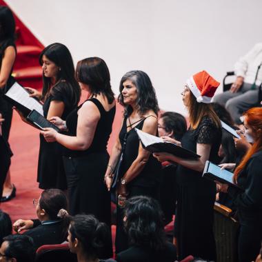 Elenco preparandose para cantar