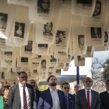 gente mirando las imágenes conmemorativas