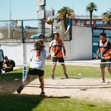 Estudiantes jugando mini voleibol